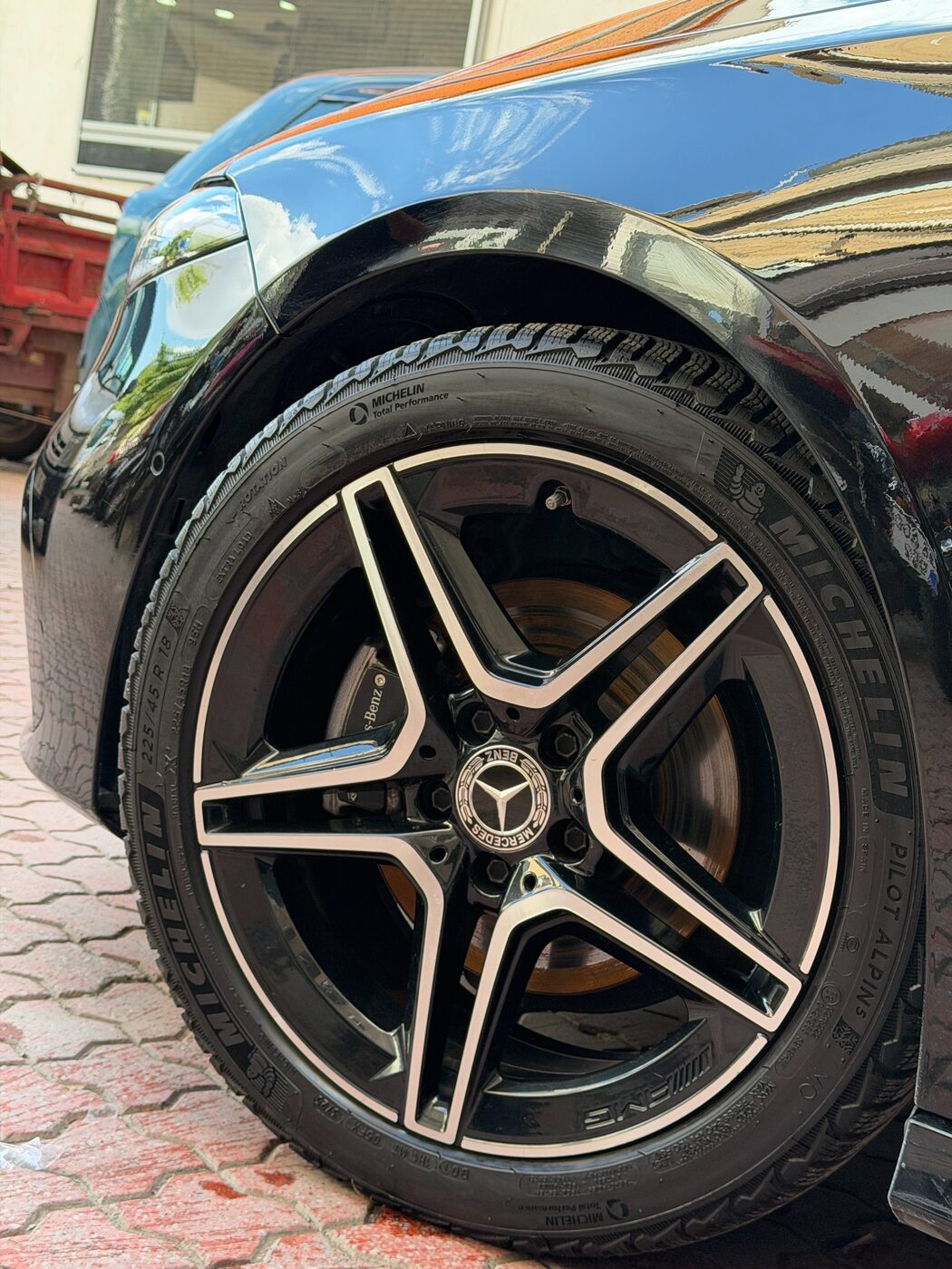 Mercedes-AMG jantı ve temizlenmiş lastik yanağı